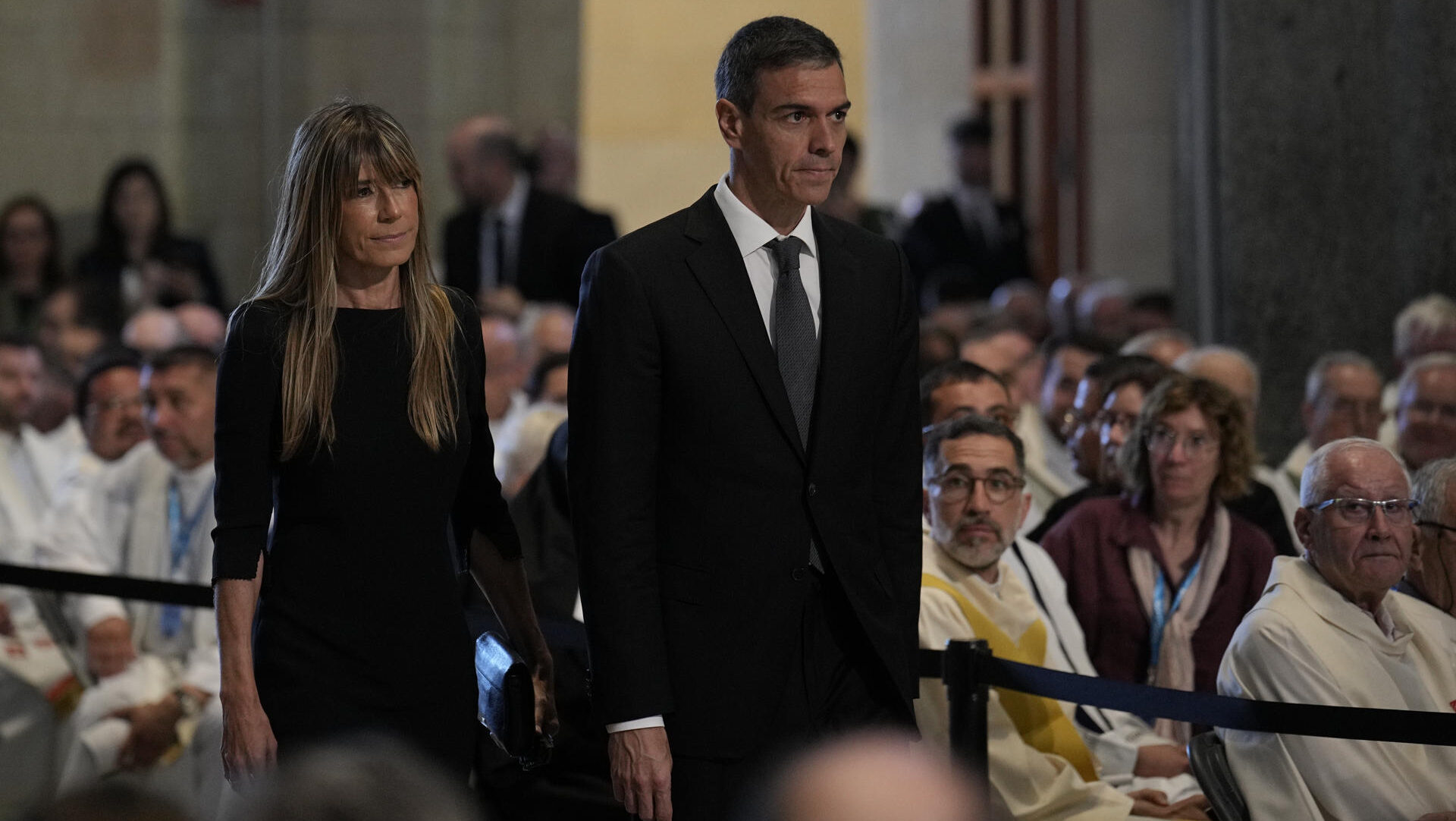 BARCELONA, 10/06/2026.- El presidente del Gobierno de España, Pedro Sánchez, y su esposa Begoña Gómez asisten a la misa oficiada por el Papa León XIV en la Sagrada Familia, dentro de su visita oficial a España, este miércoles en Barcelona. EFE/Alejandro García