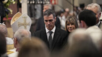 BARCELONA, 10/06/2026.- El presidente del Gobierno Pedro Sánchez asiste a la misa solemne que el papa León XIV oficia en la Sagrada Familia por el centenario de la muerte del arquitecto Antoni Gaudí, este miércoles en Barcelona dentro de su visita oficial a España. Al finalizar la misa llegará el acto de bendición de la Torre de Jesús, que se eleva a 172,5 metros y que es la culminación de la Iglesia católica más alta del mundo. EFE/Alejandro García