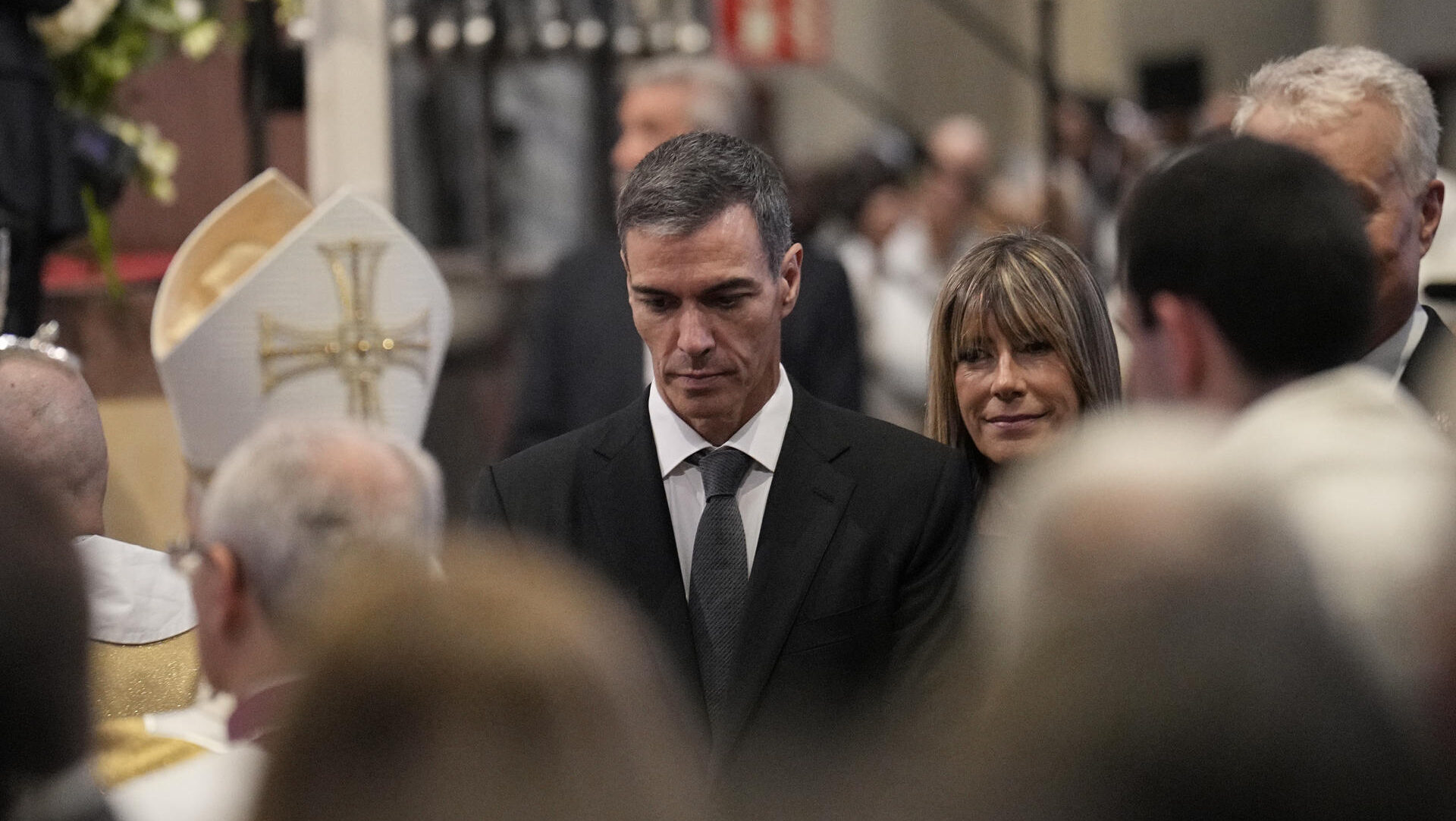 BARCELONA, 10/06/2026.- El presidente del Gobierno Pedro Sánchez asiste a la misa solemne que el papa León XIV oficia en la Sagrada Familia por el centenario de la muerte del arquitecto Antoni Gaudí, este miércoles en Barcelona dentro de su visita oficial a España. Al finalizar la misa llegará el acto de bendición de la Torre de Jesús, que se eleva a 172,5 metros y que es la culminación de la Iglesia católica más alta del mundo. EFE/Alejandro García