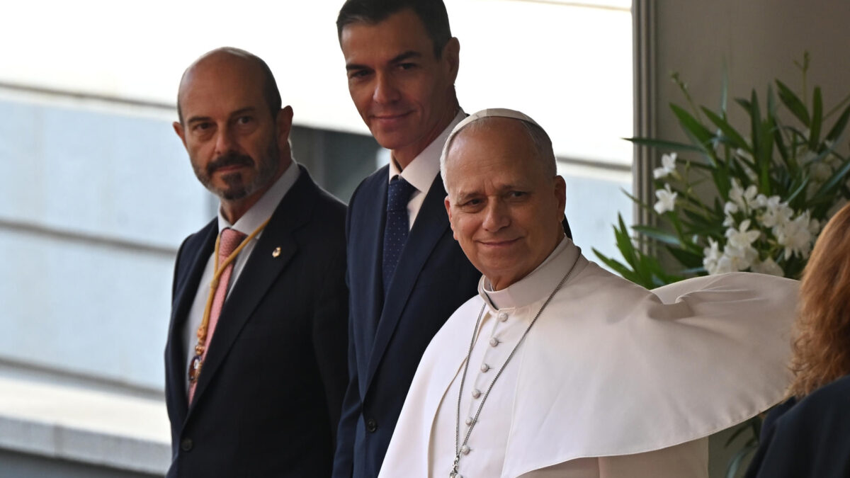 El papa León XIV (d), junto al presidente del Gobierno, Pedro Sánchez (c) y el presidente del Senado, Pedro Rollán (i) a su llegada al Congreso
