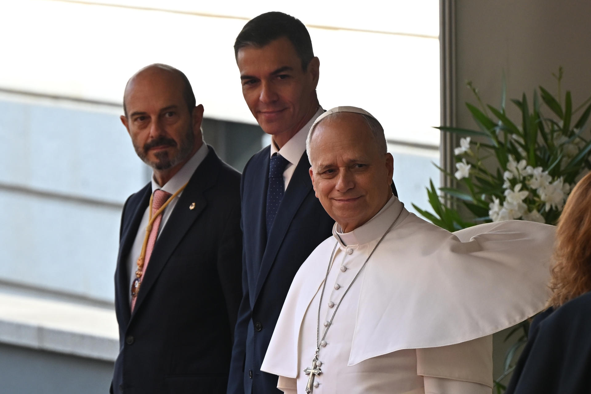 El papa León XIV (d), junto al presidente del Gobierno, Pedro Sánchez (c) y el presidente del Senado, Pedro Rollán (i) a su llegada al Congreso