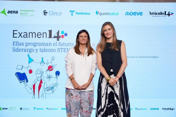 La vicepresidenta tercera del Gobierno, Sara Aagesen, junto a la directora de Artículo14, Pilar Gómez