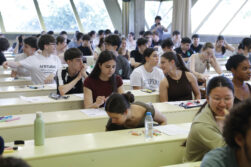 MADRID, 01/06/2026.- Varios estudiantes charlan antes de someterse a la Prueba de Acceso a la Universidad (PAU) 2026 en la Facultad de Ciencias de la Información de la Universidad Complutense de Madrid este lunes. La antigua selectividad arranca hoy en Madrid y Guadalajara y a partir del martes se sumará la mayoría de comunidades autónomas, en una edición que cada año tiene una carga más práctica y mayor tolerancia con las faltas de ortografía en asignaturas técnicas. EFE/ Zipi