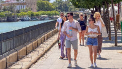 FOTODELDÍA SEVILLA, 13/06/2026.- Un joven cruza el puente de San Telmo de Sevilla con una botella de agua, este sábado. La influencia de un potente anticiclón sobre España deja este sábado un total de 23 capitales de provincia que superarán los 32 grados en una jornada marcada por el calor, con máximas de hasta 39 grados en Badajoz y valores de 37 grados en Cáceres, Córdoba y Logroño, según datos de temperaturas de la agencia de Meteorología (Aemet). EFE/David Arjona