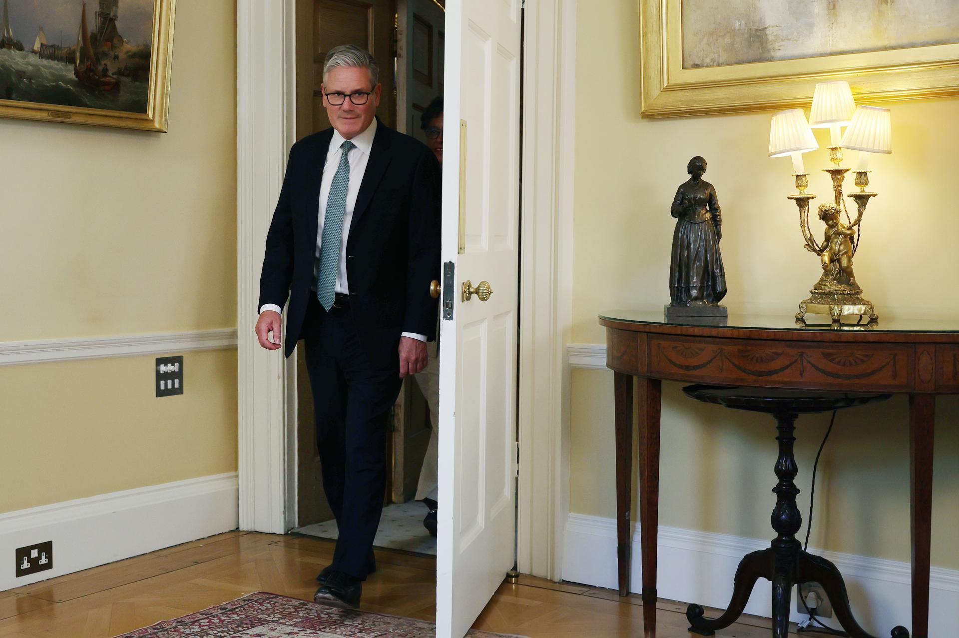 LONDON (United Kingdom), 25/06/2026.- British Prime Minister Keir Starmer leads Prime Minister of Barbados Mia Mottley (not pictured) into the White Room ahead of talks at 10 Downing Street in London, Britain, 25 June 2026. (Reino Unido, Londres) EFE/EPA/ANDY RAIN / POOL