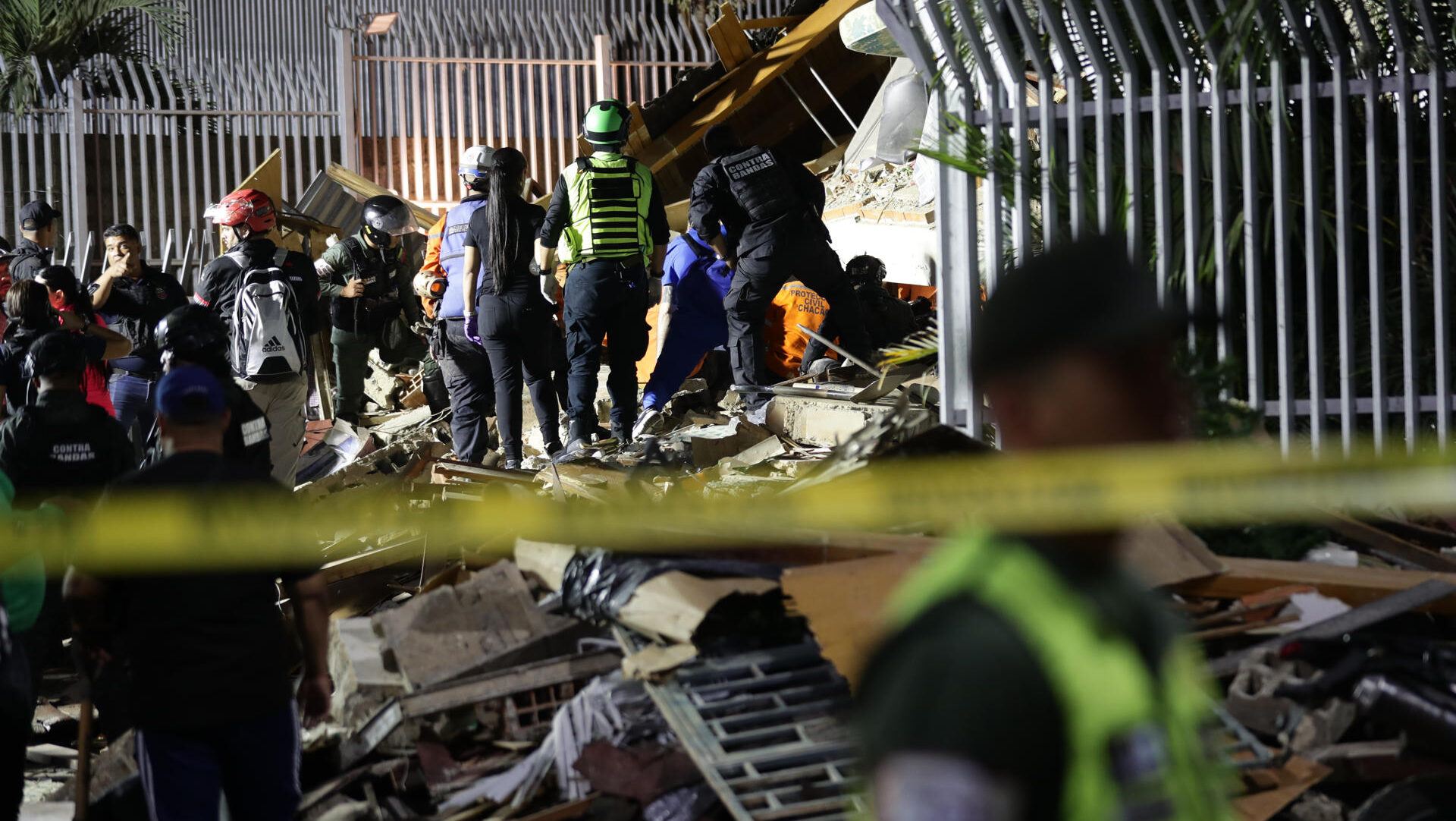 AME4151. CARACAS (VENEZUELA), 24/06/2026.- Integrantes de cuerpos de emergencia buscan víctimas este miércoles, luego de dos fuertes terremotos que sacudieron el Caribe venezolano, en Caracas (Venezuela). El evento principal fue un sismo de magnitud 7,5, informó el sistema oficial de alerta de tsunamis de Estados Unidos. EFE/ Ronald Peña R