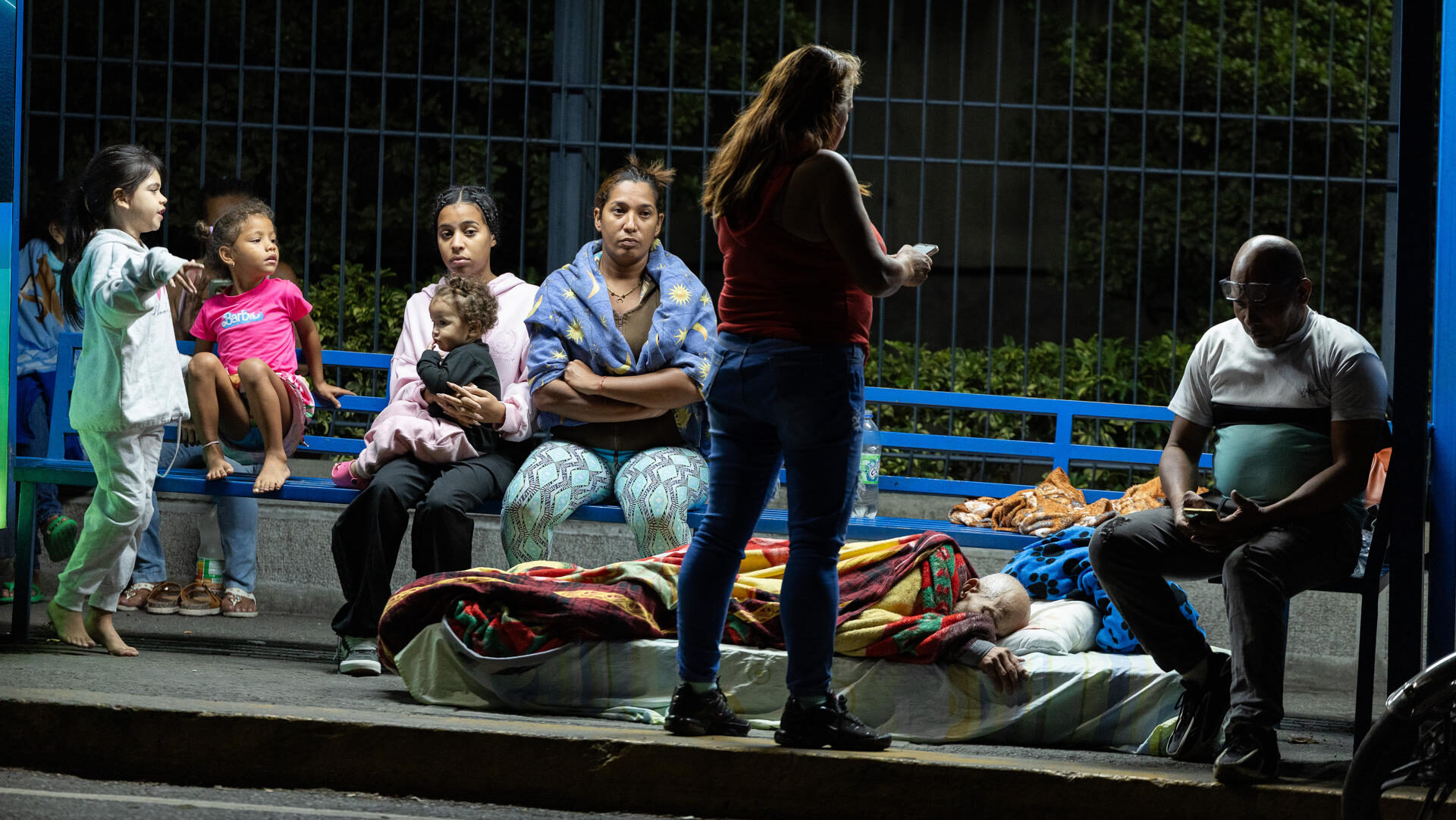 AME4158. CARACAS (VENEZUELA), 24/06/2026.- Personas esperan en una parada de bus este miércoles, luego de dos fuertes terremotos que sacudieron el Caribe venezolano, en Caracas (Venezuela). El principal fue un sismo de magnitud 7,5, informó el sistema oficial de alerta de tsunamis de Estados Unidos. EFE/ Rayner Peña