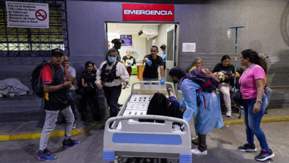 AME4160. CARACAS (VENEZUELA), 24/06/2026.- Una persona es ingresada a emergencias este miércoles, luego de dos fuertes terremotos que sacudieron el Caribe venezolano en Caracas (Venezuela). El principal fue un sismo de magnitud 7,5, informó el sistema oficial de alerta de tsunamis de Estados Unidos. EFE/ Rayner Peña