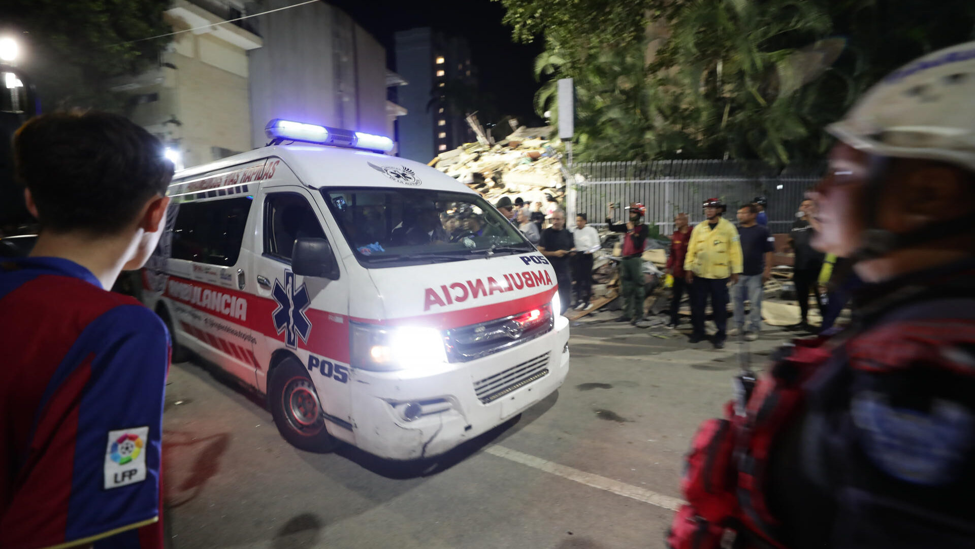 AME4165. CARACAS (VENEZUELA), 24/06/2026.- Una ambulancia transporta a una persona rescatada este miércoles, luego de dos fuertes terremotos que sacudieron el Caribe venezolano en Caracas (Venezuela). El evento principal fue un sismo de magnitud 7,5, informó el sistema oficial de alerta de tsunamis de Estados Unidos. EFE/ Ronald Peña R