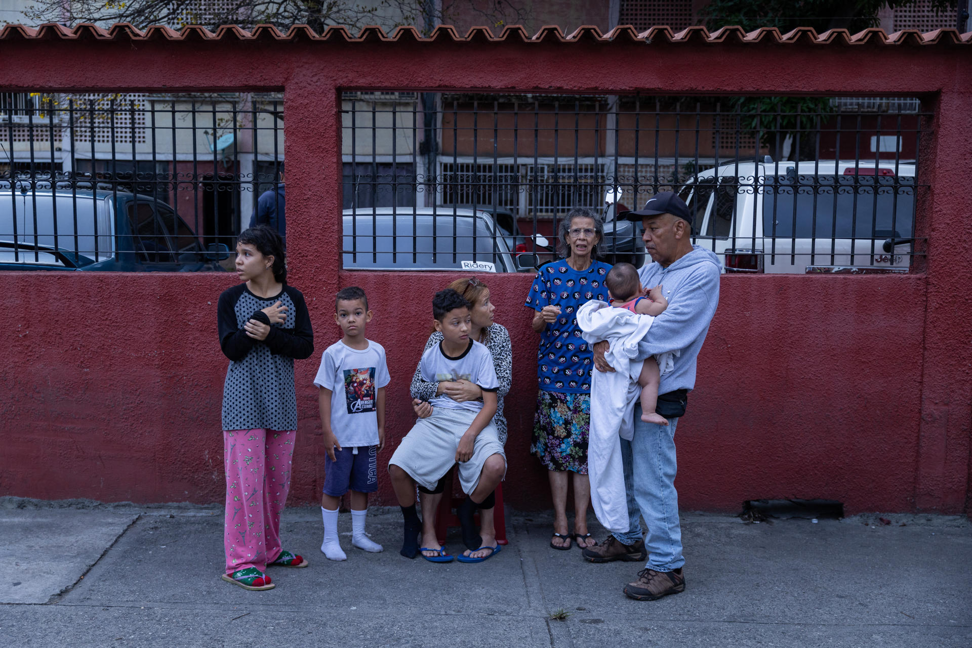 AME4132. CARACAS (VENEZUELA), 24/06/2026.- Personas esperan afuera de sus viviendas luego de dos fuertes terremotos que sacudieron el Caribe venezolano este miércoles, en Caracas (Venezuela). El principal fue un sismo de magnitud 7,5, informó el sistema oficial de alerta de tsunamis de Estados Unidos. EFE/ Rayner Peña