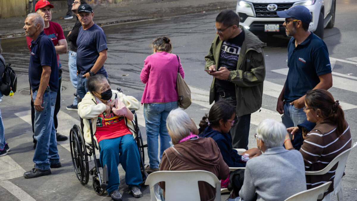 AME4132. CARACAS (VENEZUELA), 24/06/2026.- Personas esperan afuera de sus viviendas luego de dos fuertes terremotos que sacudieron el Caribe venezolano este miércoles, en Caracas (Venezuela). El principal fue un sismo de magnitud 7,5, informó el sistema oficial de alerta de tsunamis de Estados Unidos. EFE/ Rayner Peña