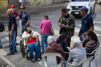 AME4132. CARACAS (VENEZUELA), 24/06/2026.- Personas esperan afuera de sus viviendas luego de dos fuertes terremotos que sacudieron el Caribe venezolano este miércoles, en Caracas (Venezuela). El principal fue un sismo de magnitud 7,5, informó el sistema oficial de alerta de tsunamis de Estados Unidos. EFE/ Rayner Peña
