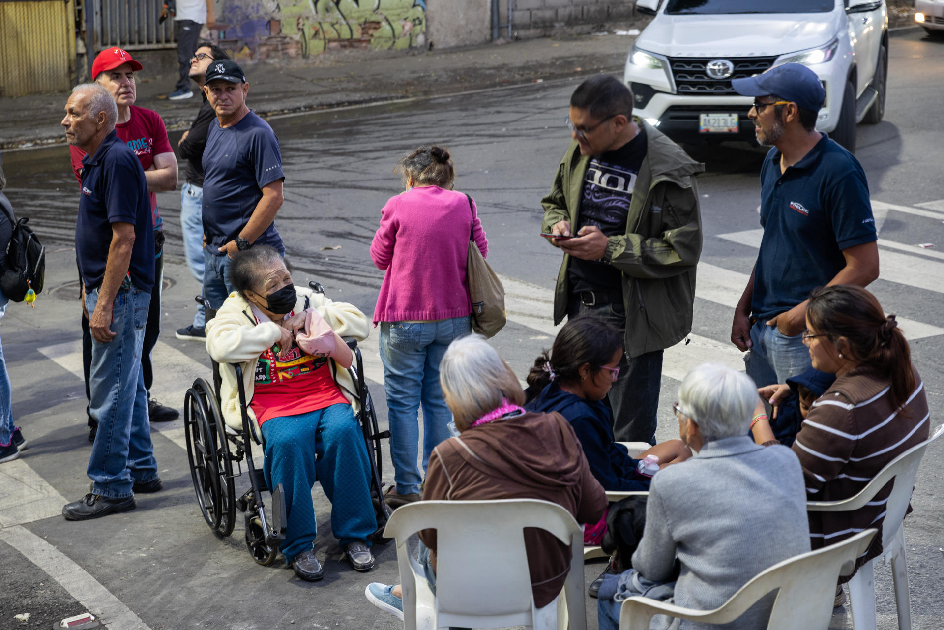 AME4132. CARACAS (VENEZUELA), 24/06/2026.- Personas esperan afuera de sus viviendas luego de dos fuertes terremotos que sacudieron el Caribe venezolano este miércoles, en Caracas (Venezuela). El principal fue un sismo de magnitud 7,5, informó el sistema oficial de alerta de tsunamis de Estados Unidos. EFE/ Rayner Peña