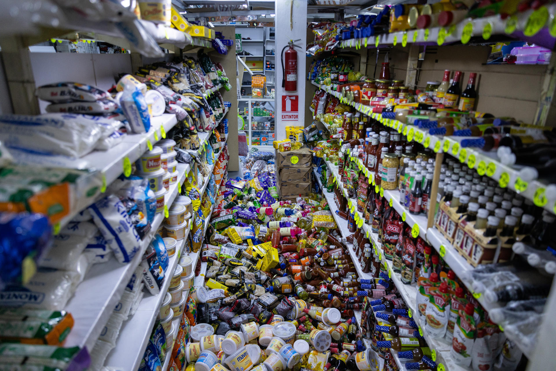 AME4135. CARACAS (VENEZUELA), 24/06/2026.- Fotografía que muestra alimentos caídos en un almacén este miércoles, luego de dos fuertes terremotos que sacudieron el Caribe venezolano, en Caracas (Venezuela). El principal fue un sismo de magnitud 7,5, informó el sistema oficial de alerta de tsunamis de Estados Unidos. EFE/ Rayner Peña