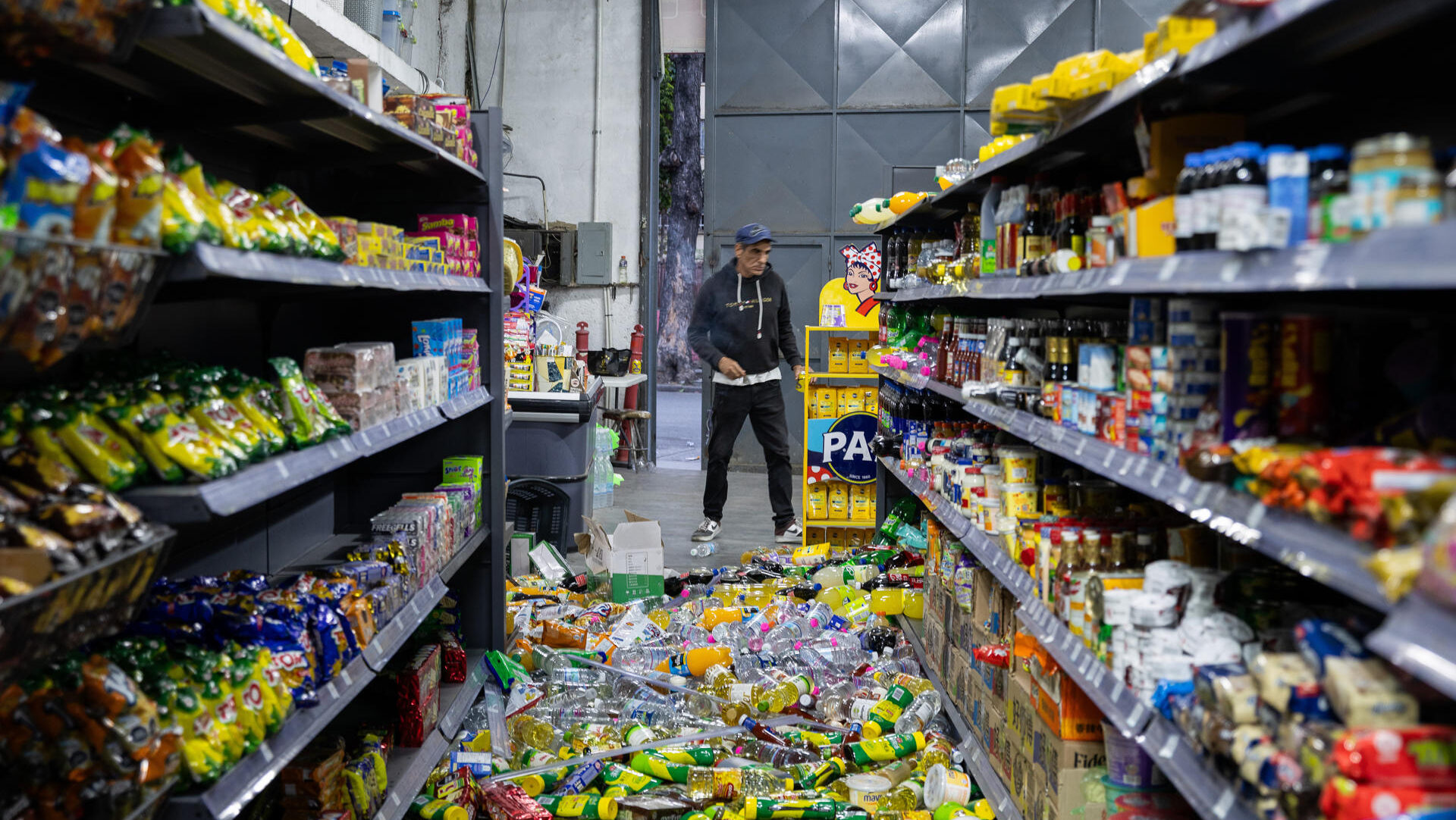 AME4137. CARACAS (VENEZUELA), 24/06/2026.- Fotografía que muestra alimentos caídos en un almacén este miércoles, luego de dos fuertes terremotos que sacudieron el Caribe venezolano, en Caracas (Venezuela). El principal fue un sismo de magnitud 7,5, informó el sistema oficial de alerta de tsunamis de Estados Unidos. EFE/ Rayner Peña