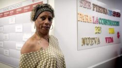 Trixia es una de las mujeres sin hogar del centro CEDIA 24 horas que visita el Papa León XIV