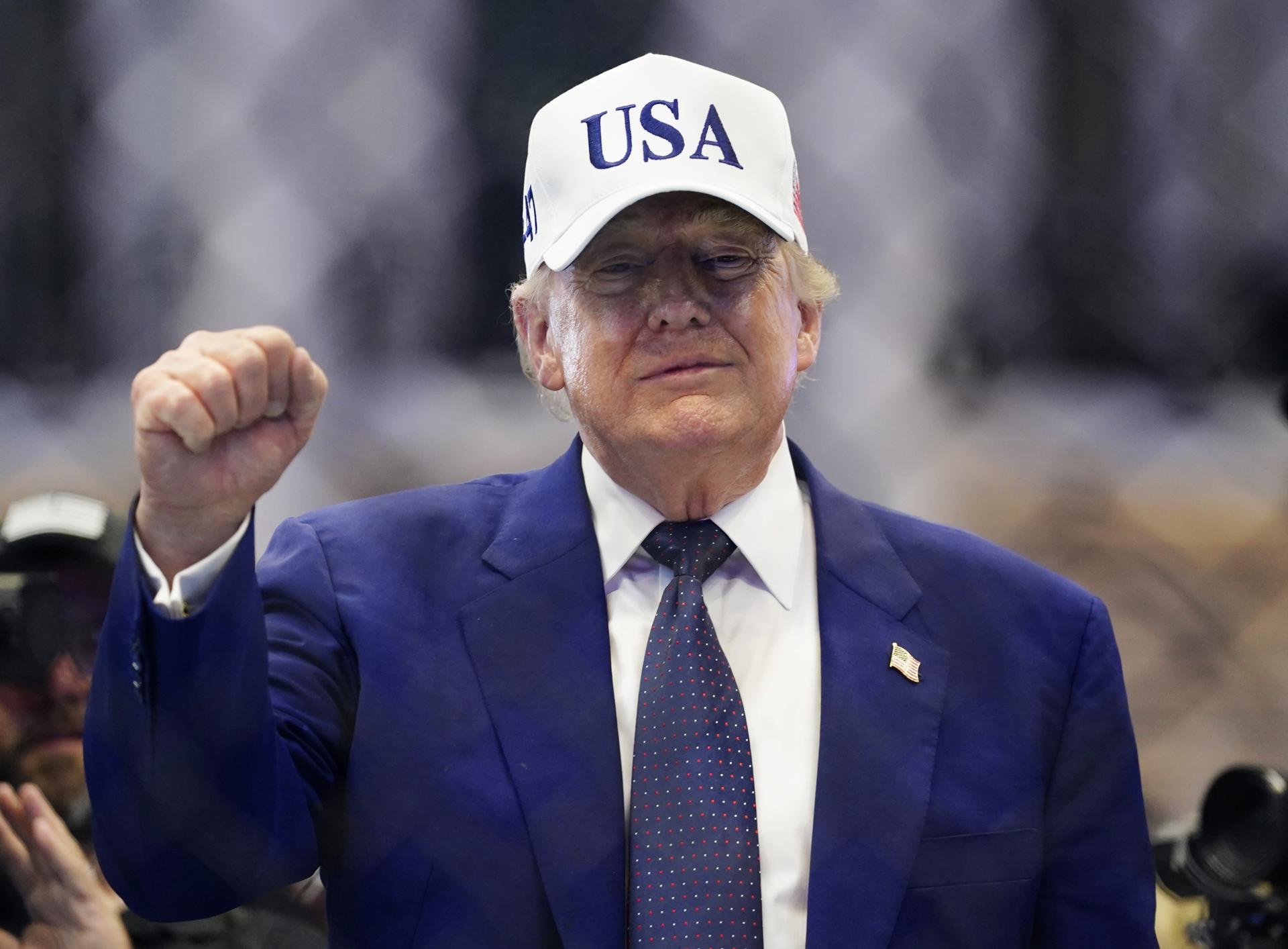 WASHINGTON, DC (United States), 15/06/2026.- US President Donald Trump stands in the octagon after the UFC Freedom 250 event on the South Lawn of the White House in Washington, DC, USA, 15 June 2026. The mixed martial arts bouts are being held as part of President Trump's 80th birthday weekend activities. EFE/EPA/BONNIE CASH / POOL