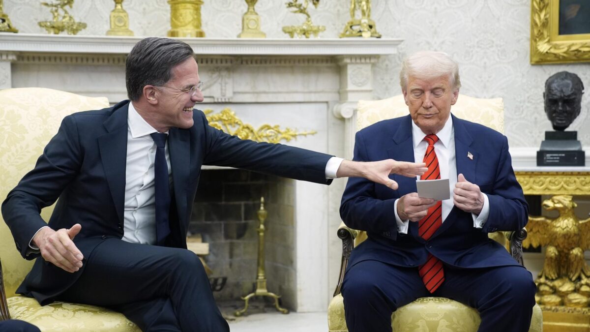 -FOTODELDIA- WASHINGTON (Estados Unidos), 13/03/2025.El presidente de Estados Unidos, Donald Trump (D), se reúne con el secretario general de la OTAN, Mark Rutte (I), en el Despacho Oval de la Casa Blanca en Washington, DC, EE. UU., 13 de marzo de 2025. EFE/YURI GRIPAS/POOL