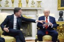-FOTODELDIA- WASHINGTON (Estados Unidos), 13/03/2025.El presidente de Estados Unidos, Donald Trump (D), se reúne con el secretario general de la OTAN, Mark Rutte (I), en el Despacho Oval de la Casa Blanca en Washington, DC, EE. UU., 13 de marzo de 2025. EFE/YURI GRIPAS/POOL