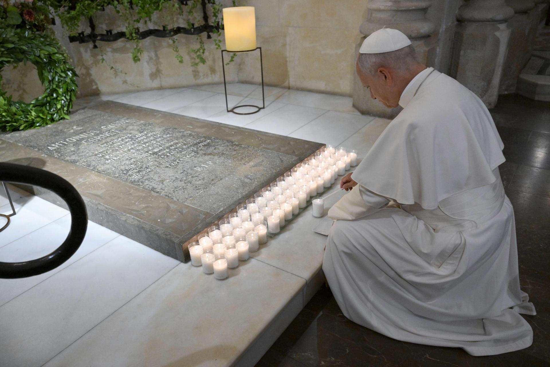 León XIV rezó arrodillado frente al sepulcro de Antoni Gaudí en la cripta de la Sagrada Familia