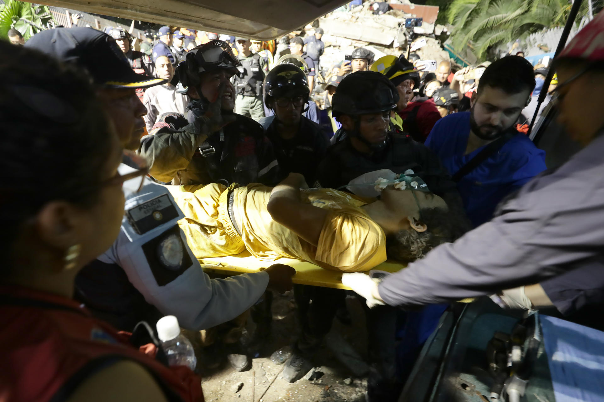 AME4164. CARACAS (VENEZUELA), 24/06/2026.- Integrantes de cuerpos de emergencia rescatan a una persona este miércoles, luego de dos fuertes terremotos que sacudieron el Caribe venezolano en Caracas (Venezuela). El evento principal fue un sismo de magnitud 7,5, informó el sistema oficial de alerta de tsunamis de Estados Unidos. EFE/ Ronald Peña R