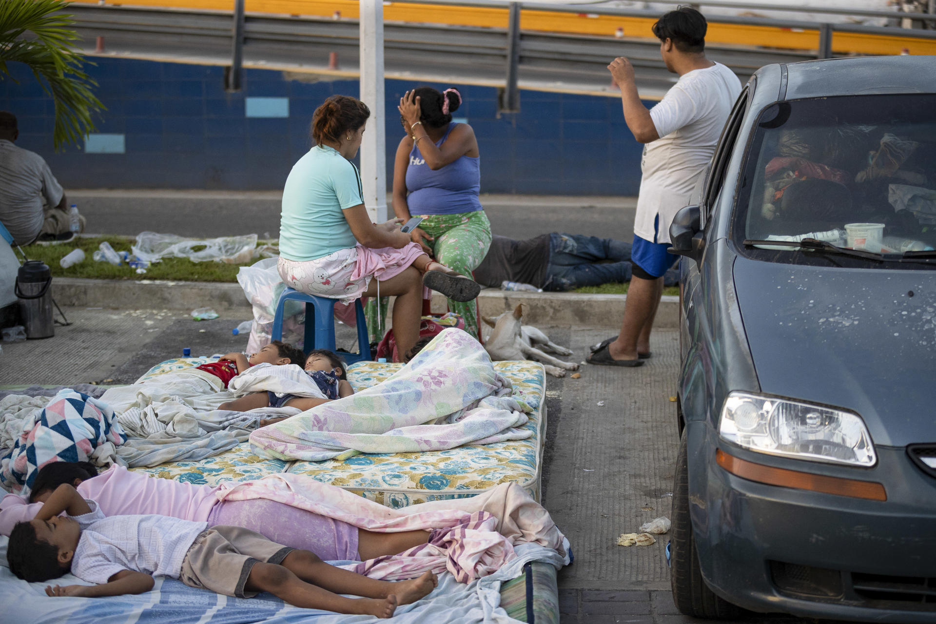 CATIA LA MAR, 26/06/2026.- Recostados en colchones, sábanas, sillas, carpas y campamentos improvisados, cientos de personas duermen en el asfalto, jardineras, plazas y canchas en Catia La Mar, una de las ciudades más afectadas por los terremotos de magnitud 7,2 y 7,5 ocurridos el miércoles en Venezuela y que se han cobrado la vida de 235 personas. EFE/ Ronald Peña R