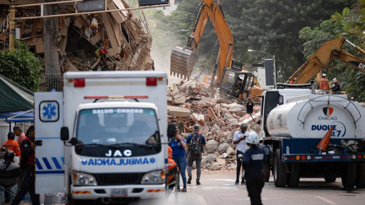 AME4657. CARACAS (VENEZUELA), 25/06/2026.- Rescatistas trabajan en una zona afectada por un terremoto, este jueves en Caracas (Venezuela). El Gobierno de Venezuela elevó a 235 los muertos y a 4.300 los heridos por los terremotos de magnitud 7,2 y 7,5 de la víspera, cuya devastación golpeó especialmente al estado La Guaira. EFE/ Ronald Peña R