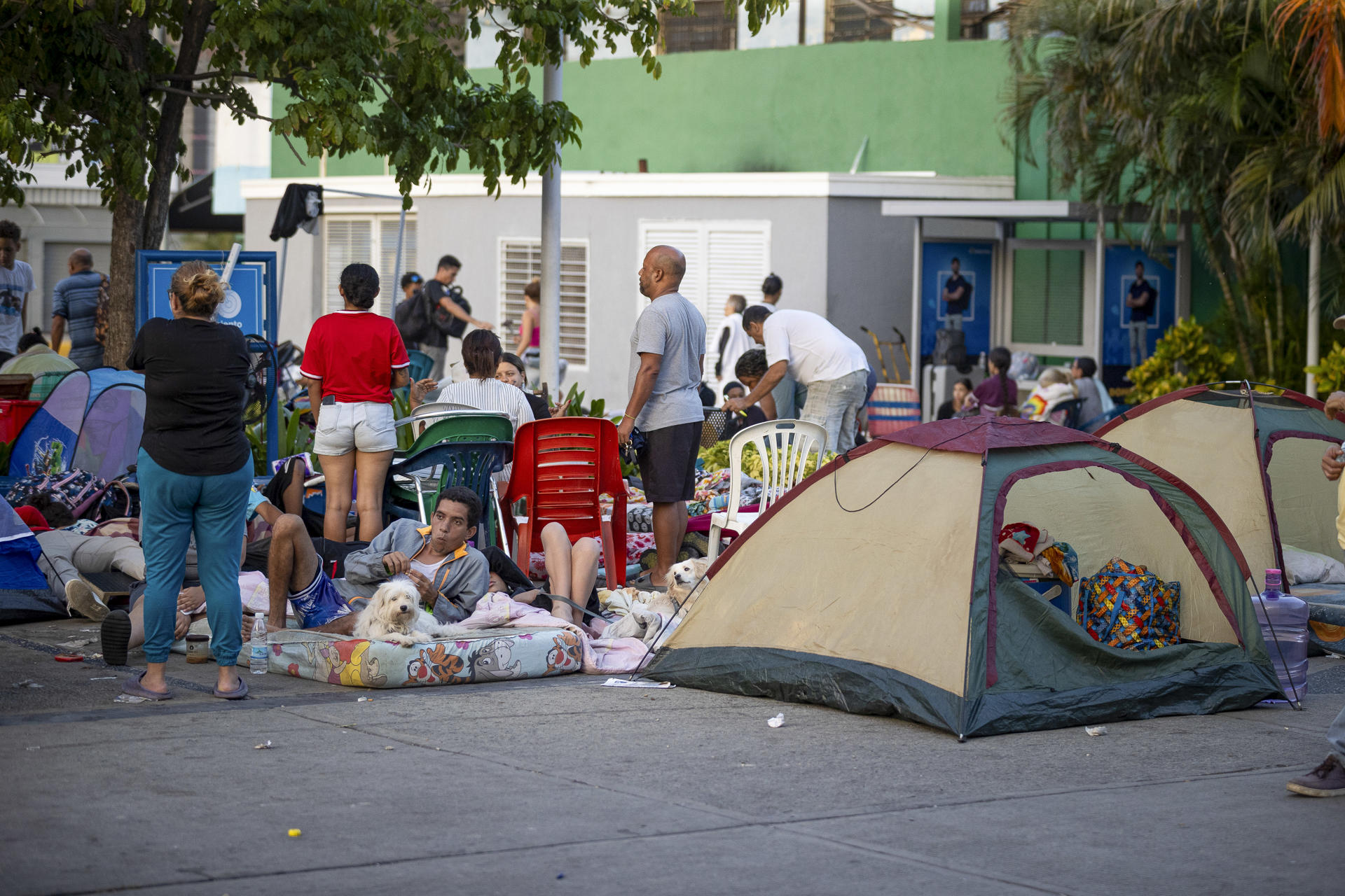 CATIA LA MAR, 26/06/2026.- Recostados en colchones, sábanas, sillas, carpas y campamentos improvisados, cientos de personas duermen en el asfalto, jardineras, plazas y canchas en Catia La Mar, una de las ciudades más afectadas por los terremotos de magnitud 7,2 y 7,5 ocurridos el miércoles en Venezuela y que se han cobrado la vida de 235 personas. EFE/ Ronald Peña R