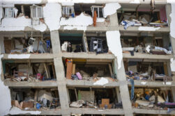 CATIA LA MAR, 26/06/2026.- Detalle de un edificio derruido en Catia la Mar, Venezuela, mientras continúa la búsqueda entre los escombros de los edificios, este viernes. Recostados en colchones, sábanas, sillas, carpas y campamentos improvisados, cientos de personas duermen en el asfalto, jardineras, plazas y canchas en Catia La Mar, una de las ciudades más afectadas por los terremotos de magnitud 7,2 y 7,5 ocurridos el miércoles en Venezuela y que se han cobrado la vida de 235 personas. EFE/ Ronald Peña R