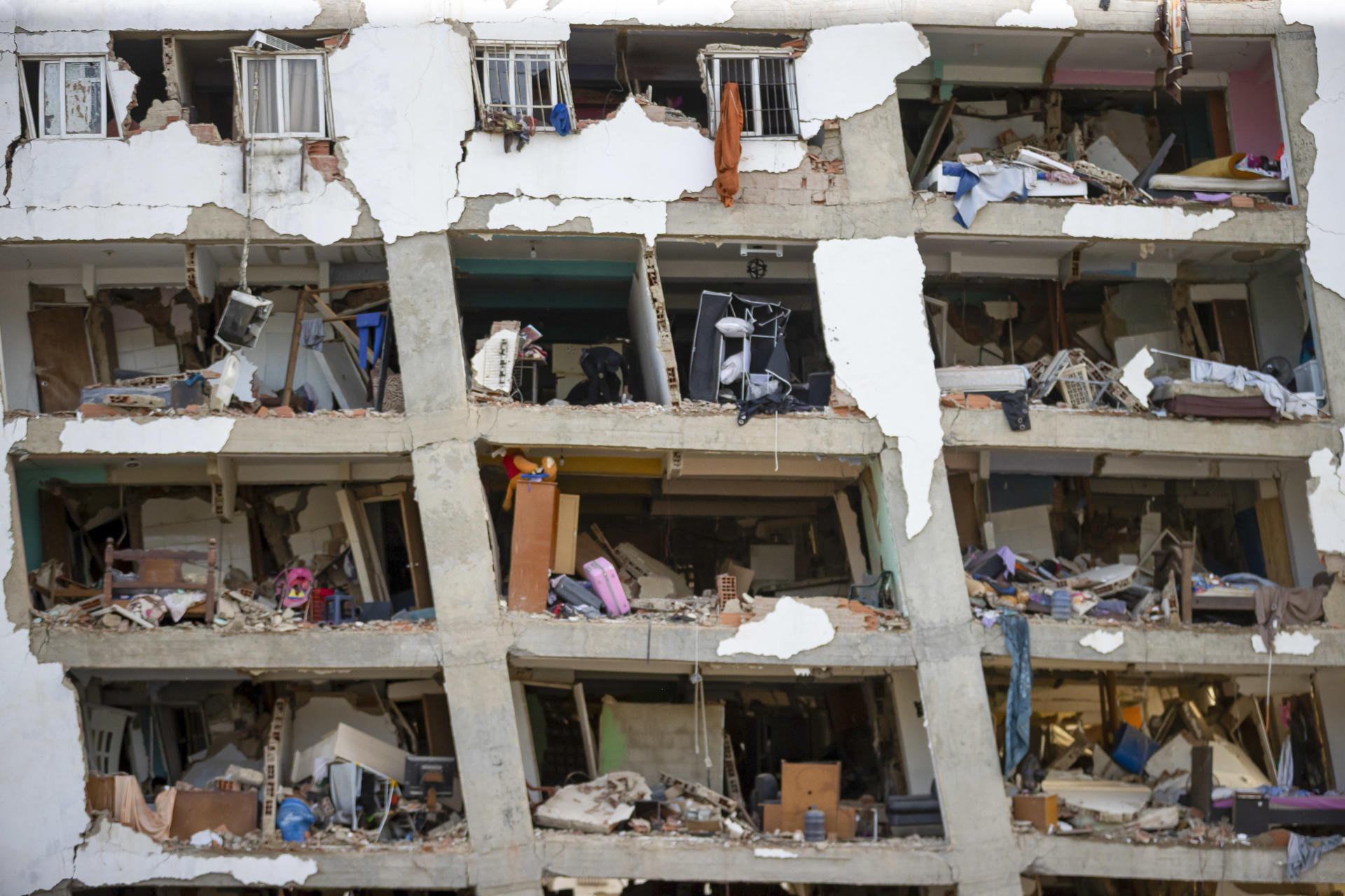 CATIA LA MAR, 26/06/2026.- Detalle de un edificio derruido en Catia la Mar, Venezuela, mientras continúa la búsqueda entre los escombros de los edificios, este viernes. Recostados en colchones, sábanas, sillas, carpas y campamentos improvisados, cientos de personas duermen en el asfalto, jardineras, plazas y canchas en Catia La Mar, una de las ciudades más afectadas por los terremotos de magnitud 7,2 y 7,5 ocurridos el miércoles en Venezuela y que se han cobrado la vida de 235 personas. EFE/ Ronald Peña R
