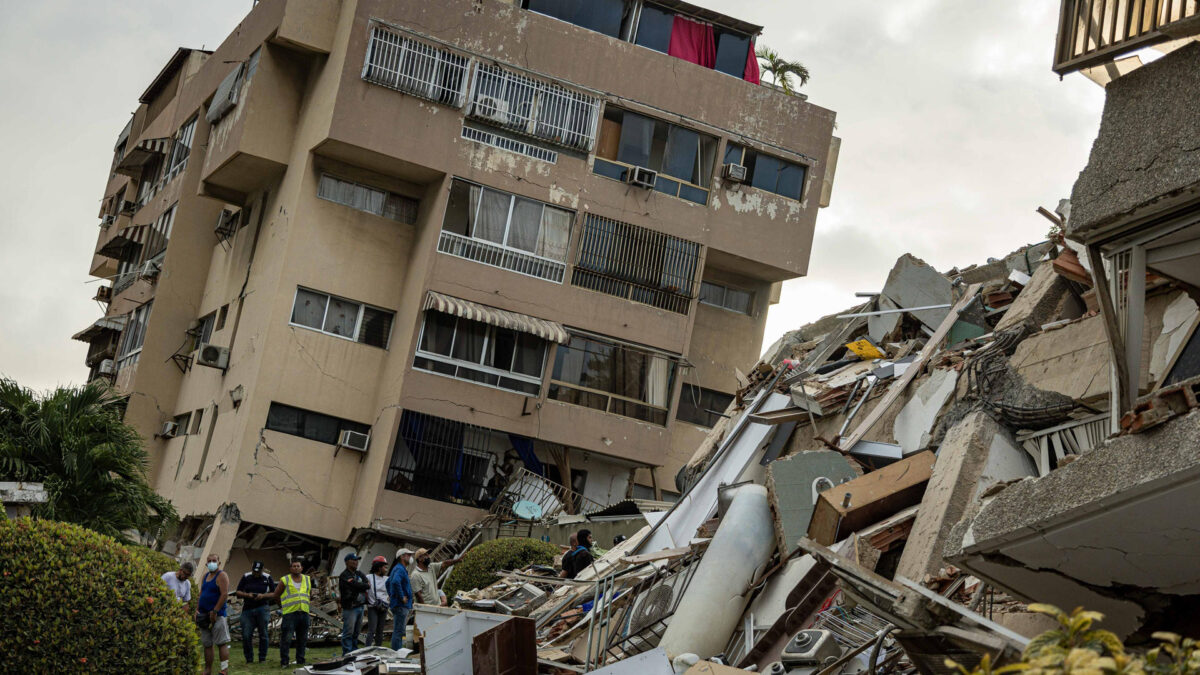 AME5338. LA GUAIRA (VENEZUELA), 27/06/2026.- Rescatistas participan en labores de búsqueda en un edificio afectado por un terremoto, este sábado en La Guaira (Venezuela). EFE/ Henry Chirinos
