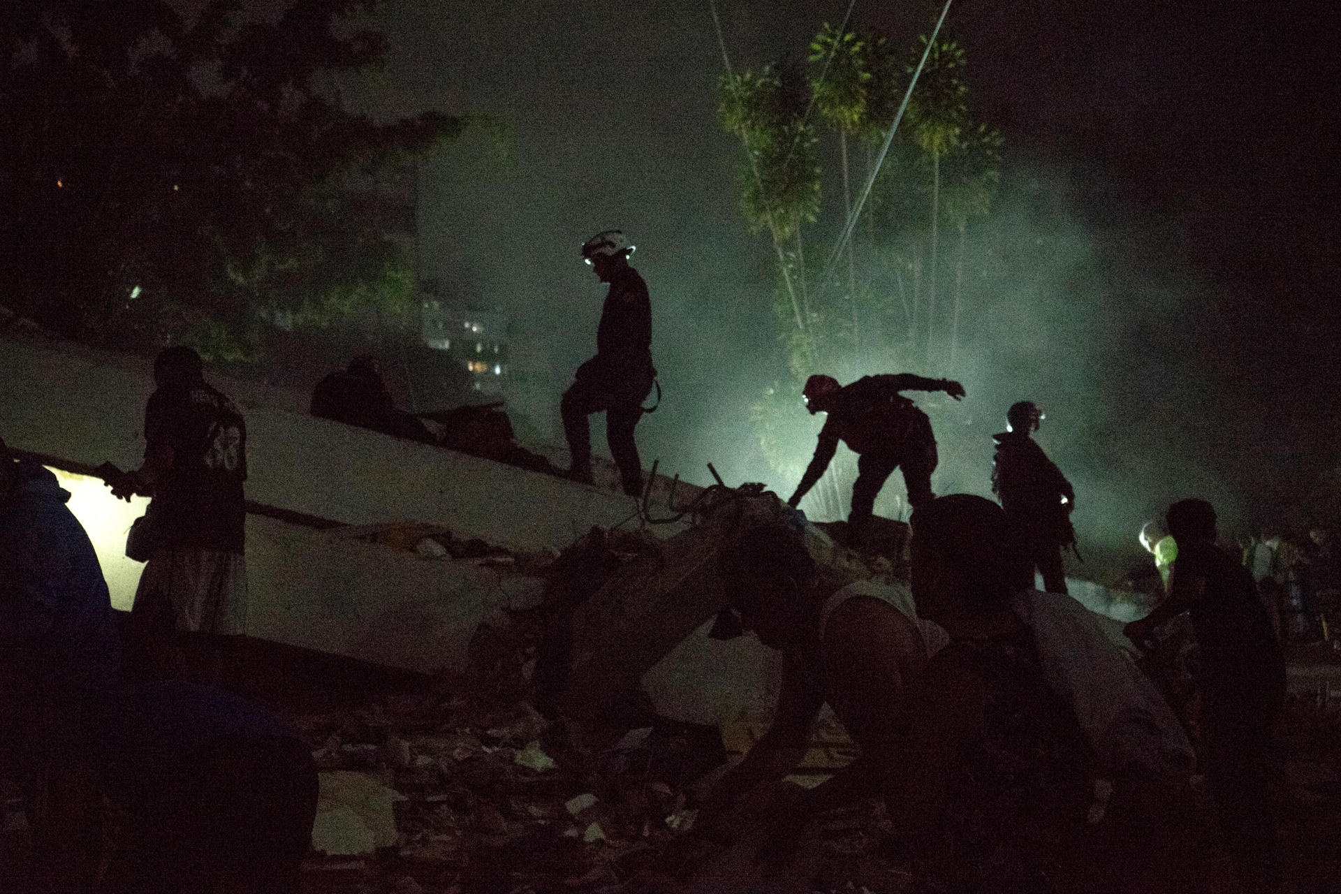 FOTODELDÍA AME4105. CARACAS (VENEZUELA), 24/06/2026.- Integrantes de cuerpos de emergencia buscan víctimas este miércoles, luego de dos fuertes terremotos sacudieron el Caribe venezolano en Caracas (Venezuela). El principal fue un sismo de magnitud 7,5, informó el sistema oficial de alerta de tsunamis de Estados Unidos. EFE/ Boris Vergara