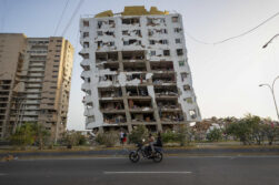 CATIA LA MAR, 26/06/2026.- Detalle de un edificio derruido en Catia la Mar, Venezuela, mientras continúa la búsqueda entre los escombros de los edificios, este viernes. Recostados en colchones, sábanas, sillas, carpas y campamentos improvisados, cientos de personas duermen en el asfalto, jardineras, plazas y canchas en Catia La Mar, una de las ciudades más afectadas por los terremotos de magnitud 7,2 y 7,5 ocurridos el miércoles en Venezuela y que se han cobrado la vida de 235 personas. EFE/ Ronald Peña R