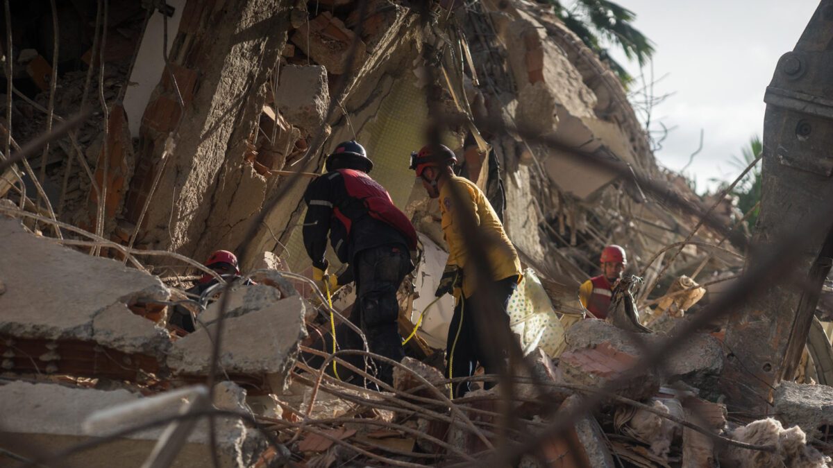AME4652. CARACAS (VENEZUELA), 25/06/2026.- Integrantes de equipos de rescate trabajan este jueves, en un edifico afectado por un terremoto en la zona de Altamira en Caracas (Venezuela). Al menos 235 muertos y 4.300 heridos han sido reportados por las autoridades de Venezuela pasadas las 24 horas de dos terremotos, de magnitud 7,2 y 7,5, que afectaron principalmente a Caracas y al estado cercano La Guaira, mientras continúan las labores de búsqueda de supervivientes y el Gobierno sigue evaluando los daños materiales. EFE/ Boris Vergara