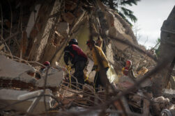 AME4652. CARACAS (VENEZUELA), 25/06/2026.- Integrantes de equipos de rescate trabajan este jueves, en un edifico afectado por un terremoto en la zona de Altamira en Caracas (Venezuela). Al menos 235 muertos y 4.300 heridos han sido reportados por las autoridades de Venezuela pasadas las 24 horas de dos terremotos, de magnitud 7,2 y 7,5, que afectaron principalmente a Caracas y al estado cercano La Guaira, mientras continúan las labores de búsqueda de supervivientes y el Gobierno sigue evaluando los daños materiales. EFE/ Boris Vergara