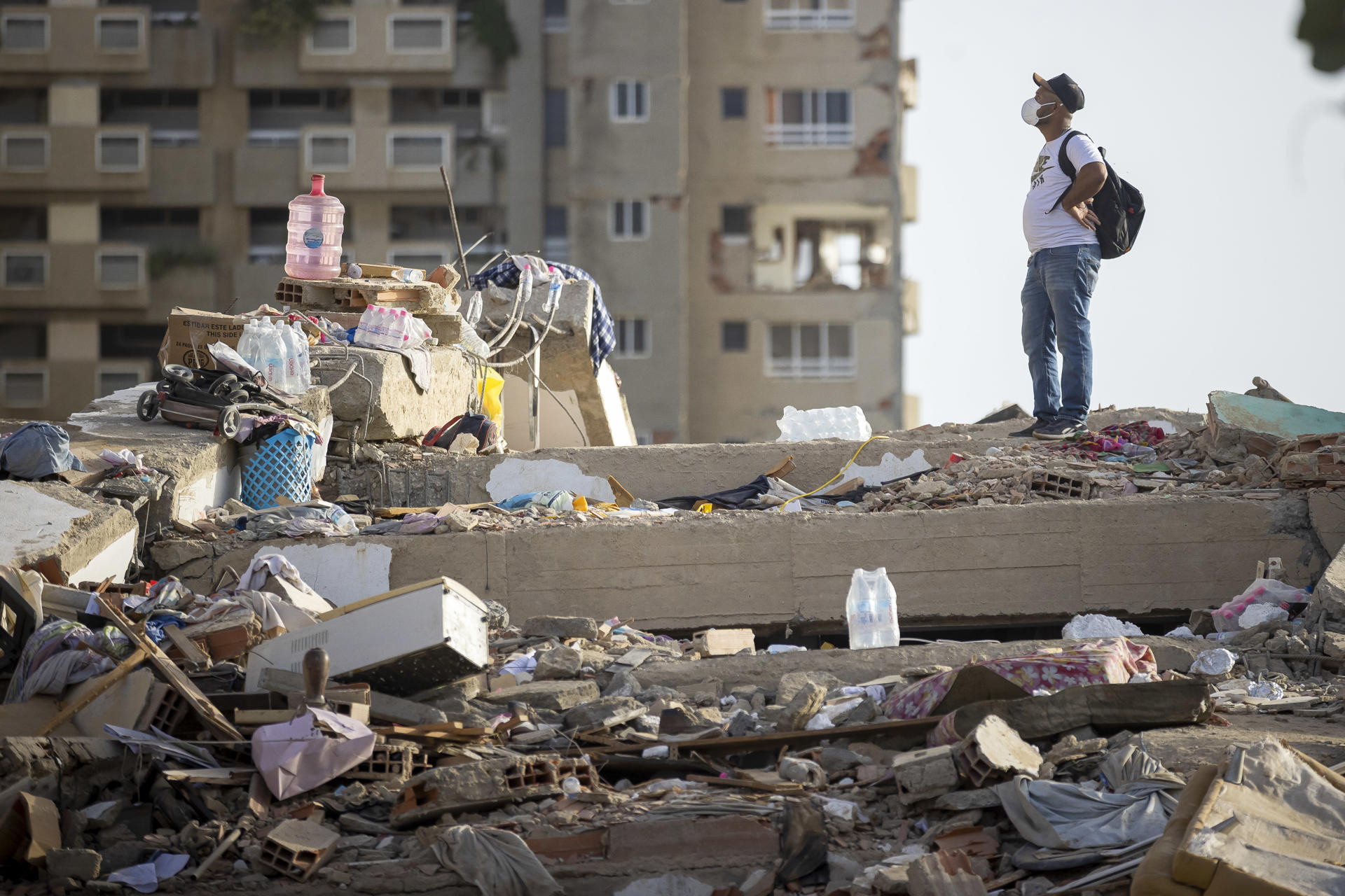 CATIA LA MAR, 26/06/2026.- Detalle de un edificio derruido en Catia la Mar, Venezuela, mientras continúa la búsqueda entre los escombros de los edificios, este viernes. Recostados en colchones, sábanas, sillas, carpas y campamentos improvisados, cientos de personas duermen en el asfalto, jardineras, plazas y canchas en Catia La Mar, una de las ciudades más afectadas por los terremotos de magnitud 7,2 y 7,5 ocurridos el miércoles en Venezuela y que se han cobrado la vida de 235 personas. EFE/ Ronald Peña R