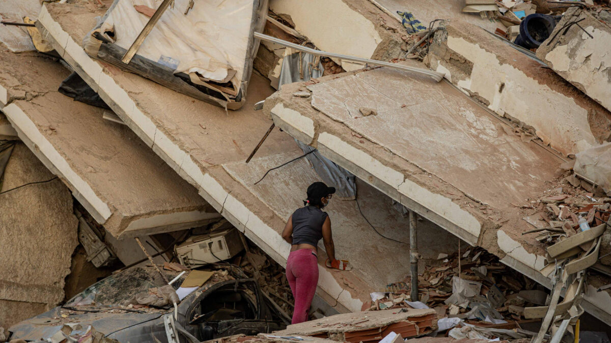 FOTODELDÍA LA GUAIRA (VENEZUELA), 27/06/2026.- Una mujer observa un edificio afectado por un terremoto, este sábado en La Guaira (Venezuela). EFE/ Henry Chirinos