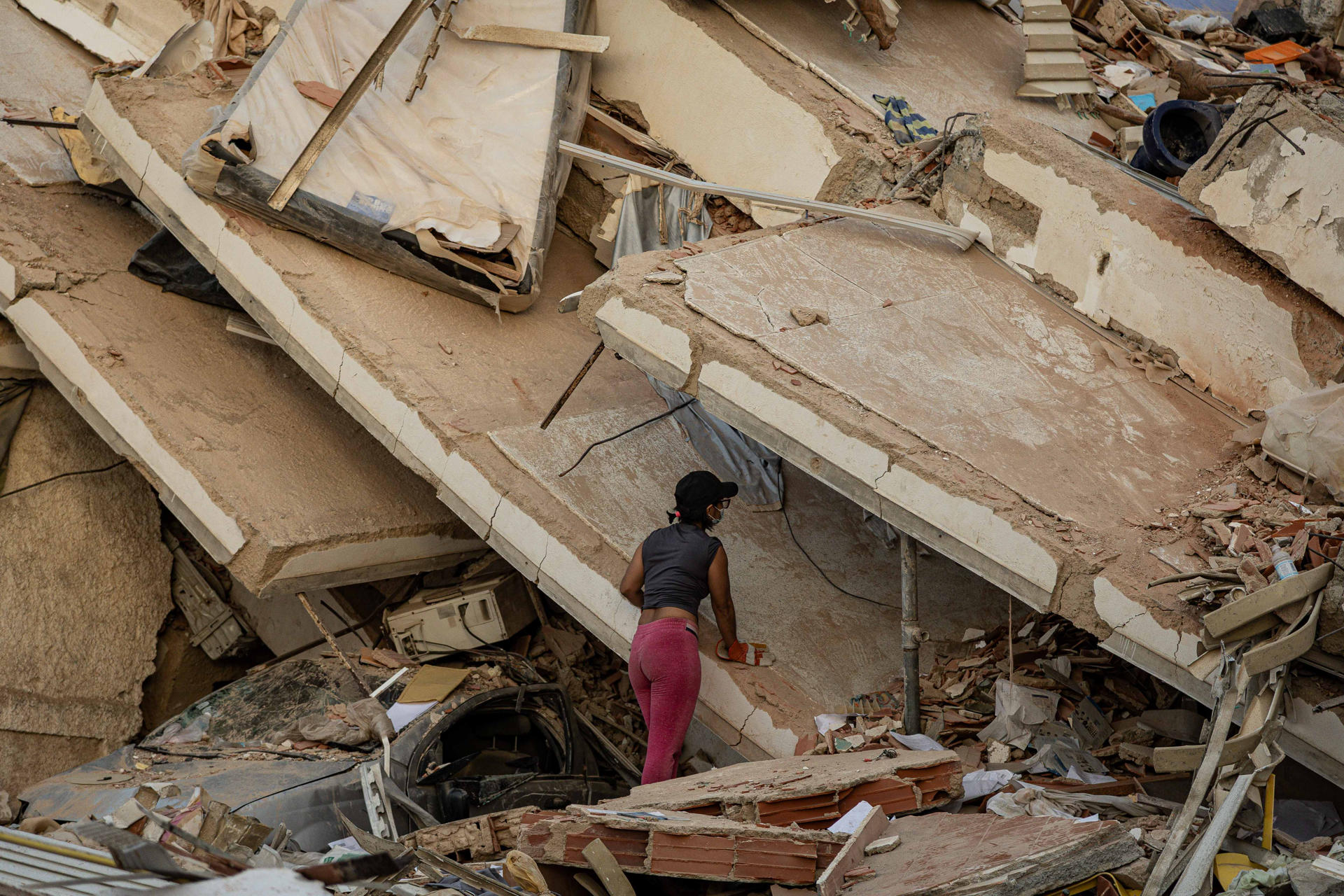 FOTODELDÍA LA GUAIRA (VENEZUELA), 27/06/2026.- Una mujer observa un edificio afectado por un terremoto, este sábado en La Guaira (Venezuela). EFE/ Henry Chirinos