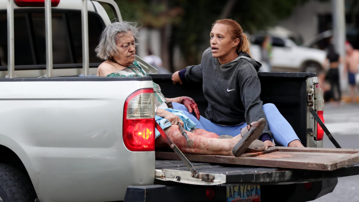 FOTODELDÍA AME4079. CARACAS (VENEZUELA), 24/06/2026.- Una mujer herida es transportada en un vehículo este miércoles, luego de dos fuertes terremotos que sacudieron el Caribe venezolano en Caracas (Venezuela). El evento principal fue un sismo de magnitud 7,5, informó el sistema oficial de alerta de tsunamis de Estados Unidos. EFE/ Ronald Peña R