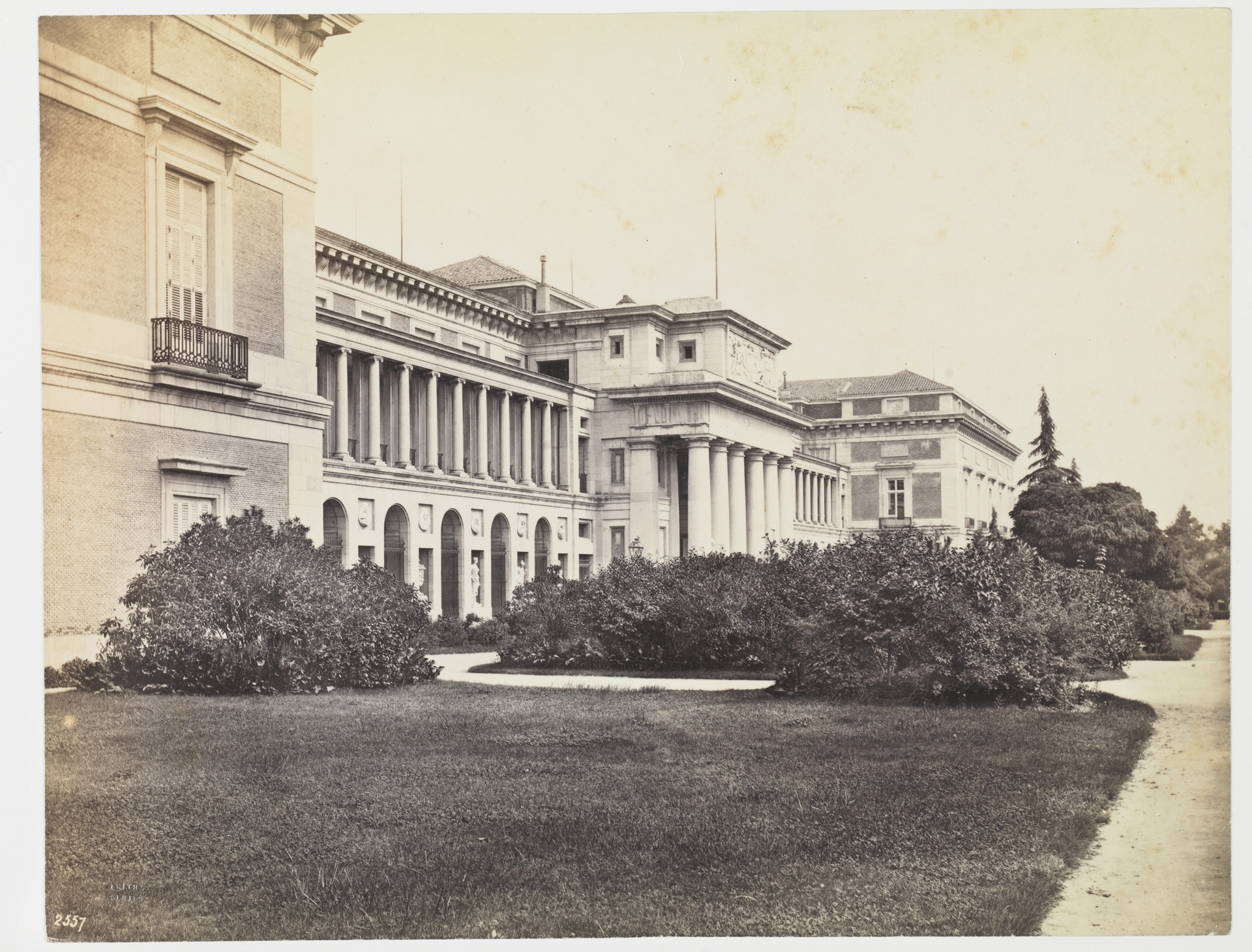 Vista de la fachada oeste o puerta de Velázquez del Museo del Prado.
