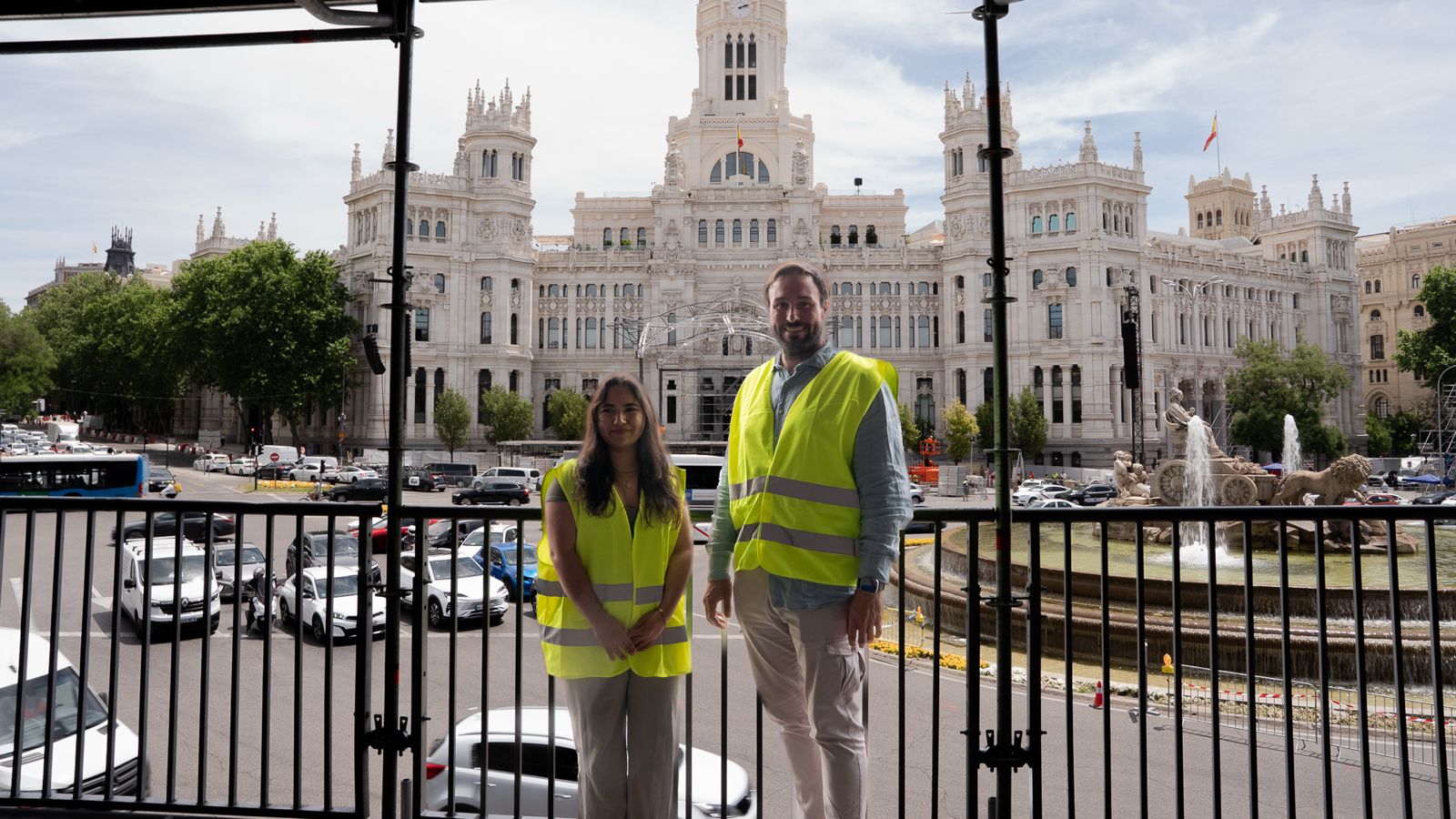 La arquitecta Daler Álvarez, coordinadora del proyecto técnico de Cibeles, y Eduardo Gómez Michavila, director de operaciones de M2F, la ingeniería que ha desarrollado todo el proyecto de actividad temporal para la visita del Papa León XIV