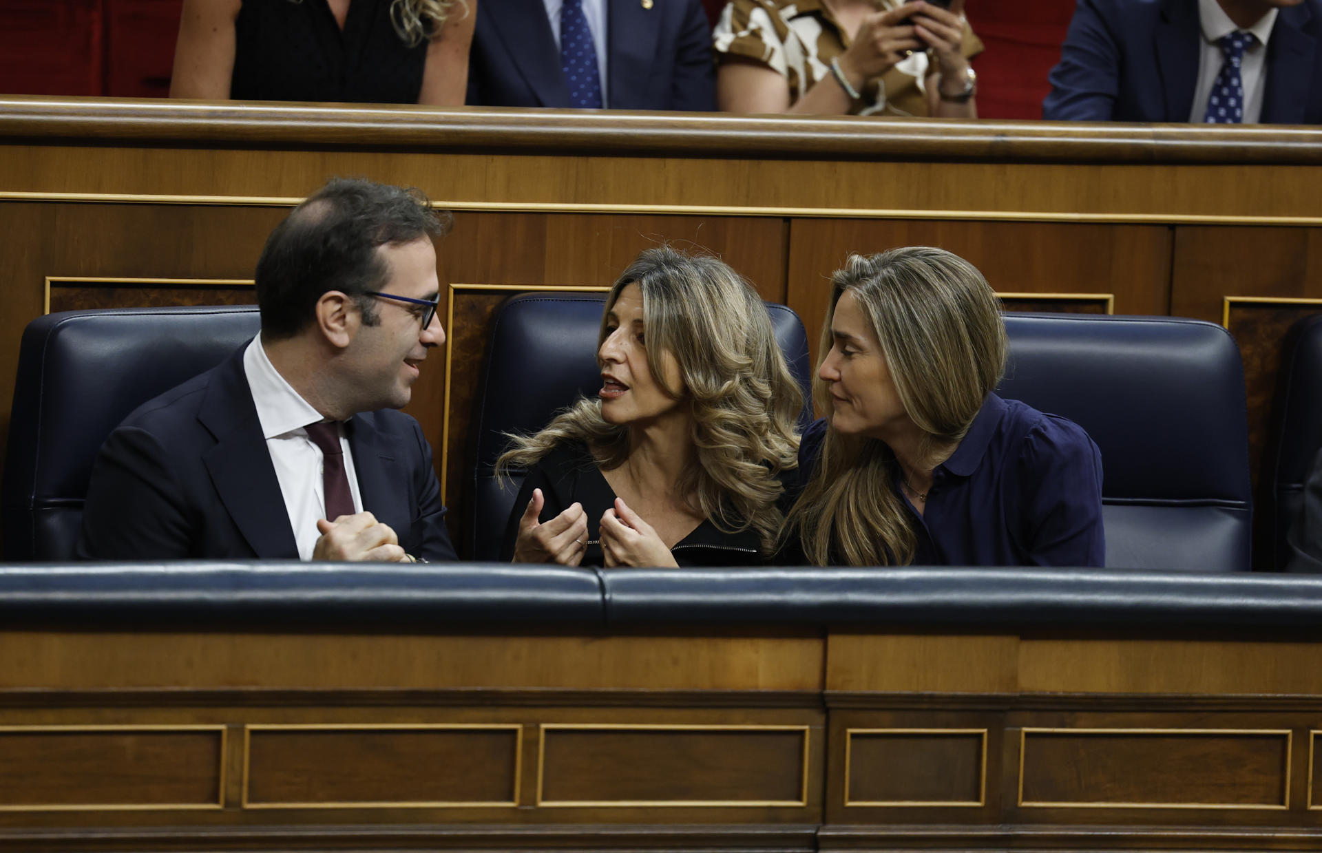 MADRID (ESPAÑA), 08/06/2026.- Los vicepresidentes del Gobierno, Carlos Cuerpo (i), Yolanda Díaz (c) y Sara Aagesen (d) conversan en la bancada del Congreso de los Diputados donde el papa León XIV pronuncia este lunes un esperado e histórico discurso en las Cortes durante su visita a España. EFE/Chema Moya