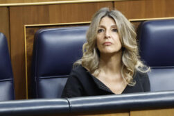 MADRID (ESPAÑA), 08/06/2026.- La vicepresidenta segunda y ministra de Trabajo y Economía Social, Yolanda Díaz, en el hemiciclo del Congreso de los diputados donde el papa León XIV pronuncia este lunes un esperado e histórico discurso en las Cortes durante su visita a España. EFE/Chema Moya