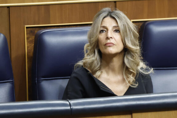 MADRID (ESPAÑA), 08/06/2026.- La vicepresidenta segunda y ministra de Trabajo y Economía Social, Yolanda Díaz, en el hemiciclo del Congreso de los diputados donde el papa León XIV pronuncia este lunes un esperado e histórico discurso en las Cortes durante su visita a España. EFE/Chema Moya