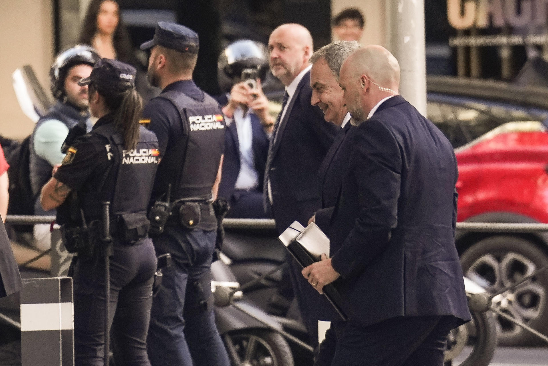 MADRID, 17/06/2026.- El expresidente del Gobierno, José Luis Rodríguez Zapatero, llega este miércoles a la Audiencia Nacional para declarar como investigado por organización criminal, tráfico de influencias y falsedad en la causa sobre el préstamo a la compañía aérea Plus Ultra. EFE/ Borja Sanchez-Trillo