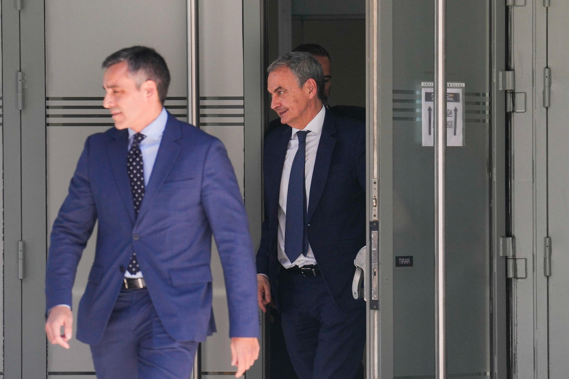 MADRID, 17/06/2026.- El expresidente del Gobierno José Luis Rodríguez Zapatero abandona la Audiencia Nacional tras casi tres horas de declaración como investigado en el caso Plus Ultra, en la que ha negado de plano haber ejercido ninguna influencia en favor de la aerolínea. EFE/Borja Sánchez Trillo