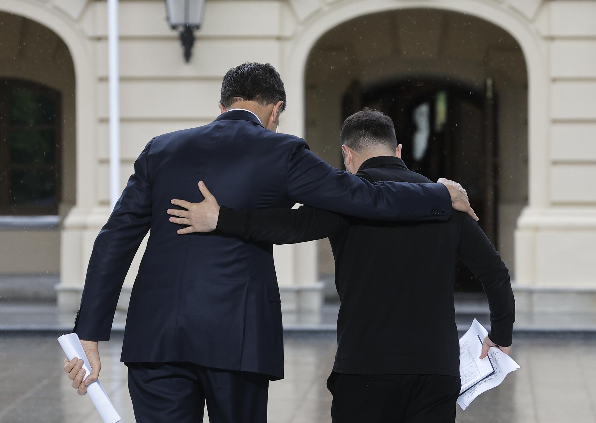 Kyiv (Ukraine), 03/06/2026.- Ukrainian President Volodymyr Zelensky (R) and NATO Secretary General Mark Rutte (L) react at the end of a joint press conference in Kyiv, Ukraine, 03 June 2026. Rutte arrived in Kyiv to meet with top Ukrainian officials amid the ongoing Russian invasion. (Rusia, Ucrania, Kiev) EFE/EPA/SERGEY DOLZHENKO