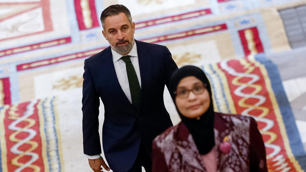 MADRID, 06/06/2026.- El líder de VOX Santiago Abascal, en la Escalera de Embajadores del Palacio Real, para asistir a la ceremonia de bienvenida al papa León XIV que inicia este sábado en la capital un viaje de seis días a España. EFE/Daniel González
