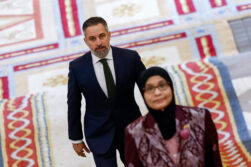 MADRID, 06/06/2026.- El líder de VOX Santiago Abascal, en la Escalera de Embajadores del Palacio Real, para asistir a la ceremonia de bienvenida al papa León XIV que inicia este sábado en la capital un viaje de seis días a España. EFE/Daniel González