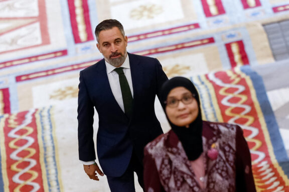 MADRID, 06/06/2026.- El líder de VOX Santiago Abascal, en la Escalera de Embajadores del Palacio Real, para asistir a la ceremonia de bienvenida al papa León XIV que inicia este sábado en la capital un viaje de seis días a España. EFE/Daniel González